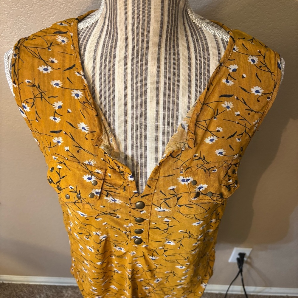 Eden & Olivia Blouse Medium Mustard Gold Floral White Sleeveless Buttons Boho - Picture 2 of 14